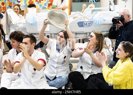 AMSTERDAM - Angestellte des Antoni van Leeuwenhoek Krankenhauses sitzen auf dem Boden als Kampagne für einen besseren Tarifvertrag. Die Maßnahme ist mit dem von den Gewerkschaften festgelegten Ultimatum verbunden. Sie wollen, dass der niederländische Krankenhausverband ihren Forderungen nachkommt, einen Streik zu verhindern. ANP EVA PLEVIER niederlande raus - belgien raus Stockfoto