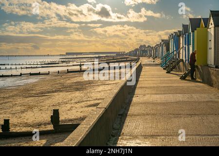 Mit Blick auf den Pier bei Walton im Labyrinth mit Strandhütten im Vordergrund Stockfoto