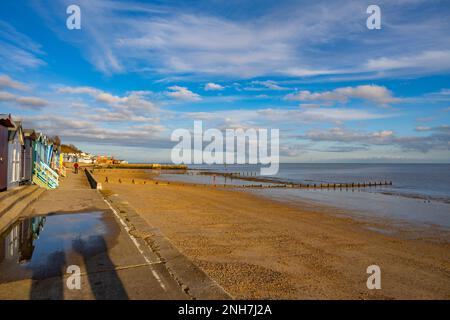 Blick nach Norden entlang des Strandes und Strandhütten in Walton auf der Naze Essex Stockfoto