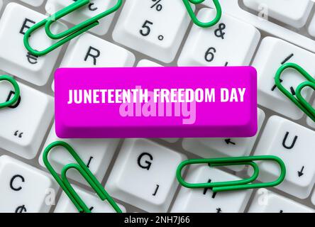 Schild mit der Aufschrift „Juneteenth Freedom Day“. Geschäftsübersicht gesetzlicher Feiertag in den Vereinigten Staaten zum Gedenken an das Ende der Sklaverei Stockfoto