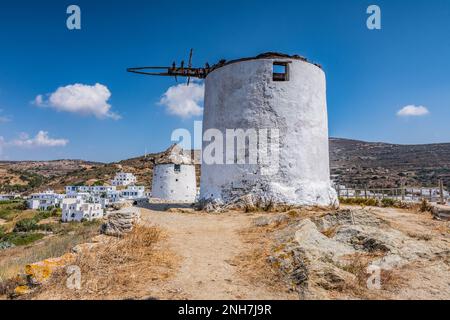 Traditionelle kykladische Windmühlen im Dorf Vivlos, Naxos Stockfoto