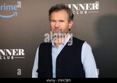 MAILAND, ITALIEN - 14. FEBRUAR: Koch Carlo Cracco nimmt am 14. Februar 2023 an der Fotokonferenz von Amazonas „Dinner Club“ Staffel 2 in der Villa Necchi Campiglio Teil Stockfoto