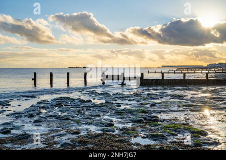 Der Strand und Pier bei Sonnenuntergang in Walton on the Naze Stockfoto