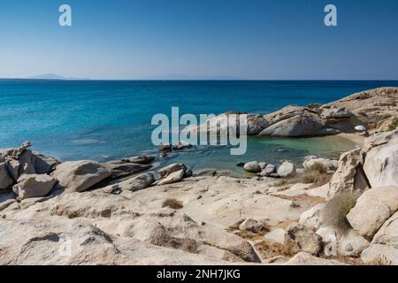 Kleiner Strand zwischen Felsen in Mikri Vigla, Naxos Stockfoto