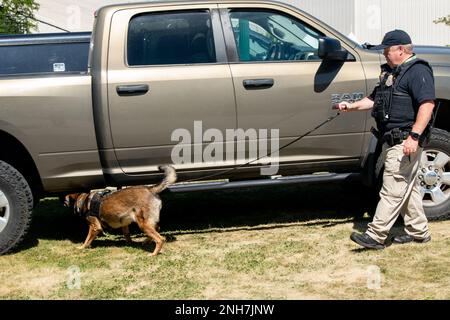 Tim McKenna, ein Sprengstoffdetektor-K-9-Handler beim Federal Protective Service, arbeitet mit seinem Hund Misa, einem belgischen Malinois, Während sie fortlaufende Übungen durchführen, um potenzielle Bedrohungen zu bewerten, um die Sicherheit der Teilnehmer und Beobachter bei den Meisterschaften am Hayward Field an der University of Oregon in Eugene, Oregon, 21. Juli 2022, zu gewährleisten. Die Weltmeisterschaft fand vom 15. Bis 24. Juli 2022 statt und war das erste Mal, dass sie in den USA stattfand. (Foto der Nationalgarde von John Hughel, Oregon Military Department Public Affairs) Stockfoto