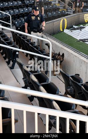 Tim McKenna, ein Sprengstoffdetektor-K-9-Handler beim Federal Protective Service, arbeitet mit seinem Hund Misa, einem belgischen Malinois, zusammen, während er am Jane Sanders Stadium neben Hayward Field an der University of Oregon in Eugene, Oregon, Oregon, 21. Juli 2022 fortlaufende Übungen durchführt. Misa wird geschult, potenzielle Bedrohungen zu bewerten, um die Sicherheit der Teilnehmer und Beobachter bei den Leichtathletik- und Feldmeisterschaften der Weltmeisterschaften zu gewährleisten, die vom 15. Bis 24. Juli 2022 stattfanden und zum ersten Mal in den USA stattfanden. (Foto der Nationalgarde von John Hughel Stockfoto