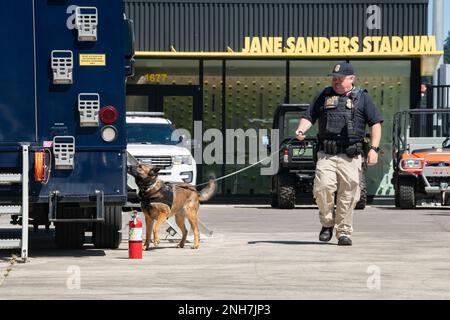 Tim McKenna, ein Sprengstoffdetektor-K-9-Handler beim Federal Protective Service, arbeitet mit seinem Hund Misa, einem belgischen Malinois, Während sie Sweeps zur Bewertung potenzieller Bedrohungen durchführen, um die Sicherheit der Teilnehmer und Beobachter bei den Meisterschaften am Hayward Field der University of Oregon in Eugene, Oregon, 21. Juli 2022, zu gewährleisten. Die Weltmeisterschaft fand vom 15. Bis 24. Juli 2022 statt und war das erste Mal, dass sie in den USA stattfand. (Foto der Nationalgarde von John Hughel, Oregon Military Department Public Affairs) Stockfoto