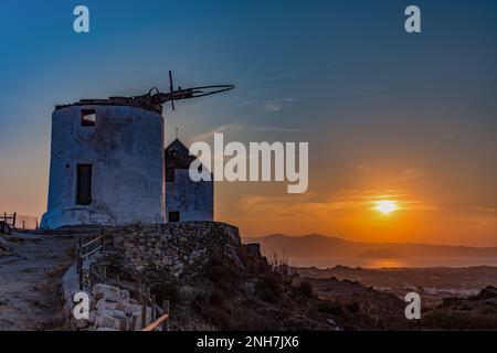 Traditionelle kykladische Windmühlen im Dorf Vivlos bei Sonnenuntergang, Naxos Stockfoto