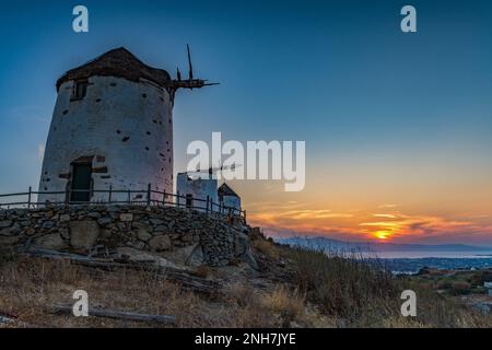 Traditionelle kykladische Windmühlen im Dorf Vivlos bei Sonnenuntergang, Naxos Stockfoto