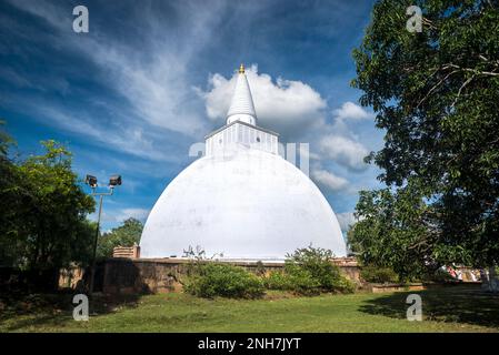 Weiße buddhistische Stupa in der heiligen Stadt Anuradhapura, Nordzentralprovinz, Sri Lanka Stockfoto