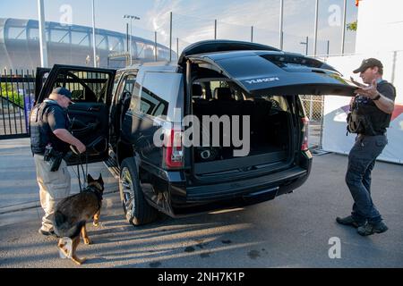 Tim McKenna, ein Sprengstoffdetektor-K-9-Handler beim Federal Protective Service, arbeitet mit seinem Hund Misa, einem belgischen Malinois, Während sie mit dem Oregon National Guard 102. Weapons of Mass Destruction – Civil Support Team und anderen Joint Hazard Assessment Teams am Hayward Field an der University of Oregon in Eugene, Oregon, 21. Juli 2022, absuchen. Misa wird geschult, potenzielle Bedrohungen zu bewerten, um die Sicherheit der Teilnehmer und Beobachter bei den Leichtathletik- und Feldmeisterschaften der Weltmeisterschaften zu gewährleisten, die vom 15. Bis 24. Juli 2022 und zum ersten Mal am Vorabend stattfanden Stockfoto