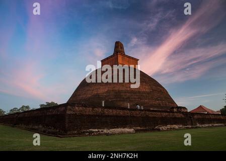 Sonnenuntergang bei Jetavanaramaya dagoba in der heiligen Stadt Anuradhapura, Nordzentralprovinz, Sri Lanka Stockfoto