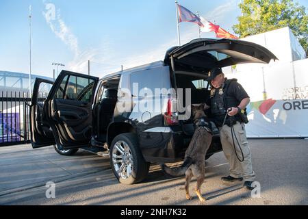 Tim McKenna, ein Sprengstoffdetektor-K-9-Handler beim Federal Protective Service, arbeitet mit seinem Hund Misa, einem belgischen Malinois, Während sie mit dem Oregon National Guard 102. Weapons of Mass Destruction – Civil Support Team und anderen Joint Hazard Assessment Teams am Hayward Field an der University of Oregon in Eugene, Oregon, 21. Juli 2022, absuchen. Misa wird geschult, potenzielle Bedrohungen zu bewerten, um die Sicherheit der Teilnehmer und Beobachter bei den Leichtathletik- und Feldmeisterschaften der Weltmeisterschaften zu gewährleisten, die vom 15. Bis 24. Juli 2022 und zum ersten Mal am Vorabend stattfanden Stockfoto