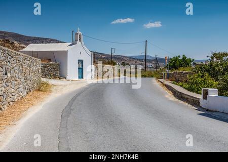Charakteristische kleine Kirche am Rande einer Straße, Naxos Stockfoto