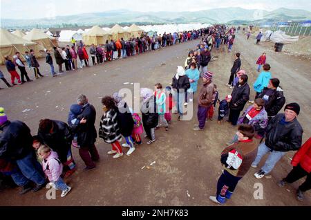 Im Flüchtlingslager Brazda in Mazedonien während des Kosovokrieges 1999, das von der NATO eingerichtet und dann von der UNO geführt wurde, sollten Sie sich für Nahrung und Wasser anstellen. Der Fotograf Gary Roberts verfolgte Leonora Kozmaqi 21 Jahre später über Linkedin am Weltflüchtlingstag, um herauszufinden, was aus ihrem Leben geworden war. Jaya Narain, die auch über die Flüchtlingskrise berichtet hatte, sprach mit Leonora, um zu sehen, wie sie überlebt und ihr Leben umgedreht hatte.Bildunterschrift Garyroberts/worldwidefeatures.com Stockfoto