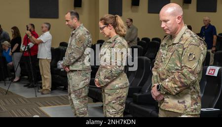 Die offiziellen Gäste und Zuschauer hören die Beschwörung zu Beginn der Zeremonie „Assumption of Command“ des Transatlantischen Expeditionsbezirks am 21. Juli 2022 im Camp Arifjan, Kuwait. Generalmajor Kimberly Colloton, kommandierender General der USA Oberstleutnant Peter Ammerman übergab die Farben der Einheit an Oberstleutnant Richard T. Childers, den neuen Befehlshaber des Expeditionsbezirks. (Foto: Ahmed Magdy, ASG-Kuwait Training Support Center) Stockfoto