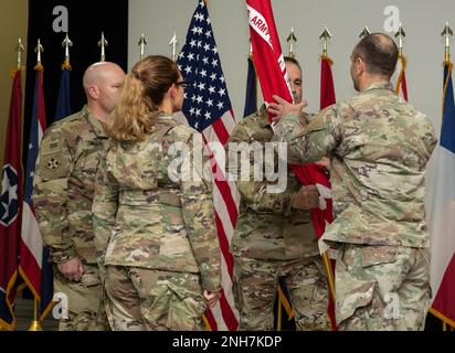 USA Army LT. Colonel Peter M. Ammerman, scheidender Befehlshaber, erhält die Farben des Bezirks von Sergeant Major Joseph Taylor, dem hochrangigen Berater des Expeditionsbezirks, bei der Zeremonie „Assumption of Command“ des Transatlantischen Expeditionsbezirks am 21. Juli 2022 in Camp Arifjan, Kuwait. Generalmajor Kimberly Colloton, kommandierender General der USA Armeekorps der Ingenieure Transatlantische Division, Linke, leitete die altehrwürdige Übertragung der Autorität und die Zeremonie, da Ammerman, der ausscheidende Kommandeur, das Kommando an LT. Colonel Richard T. Childers, den ankommenden Expeditionsbezirk, übertragen wird Stockfoto