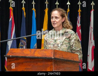 USA Generalmajor Kimberly Colloton, kommandierender General der USA Army Corps of Engineers Transatlantic Division, spricht vor dem Publikum während einer Zeremonie zur Kommandoübernahme am 21. Juli 2022 in Camp Arifjan, Kuwait. (Foto: Ahmed Magdy, ASG-Kuwait Training Support Center) Stockfoto