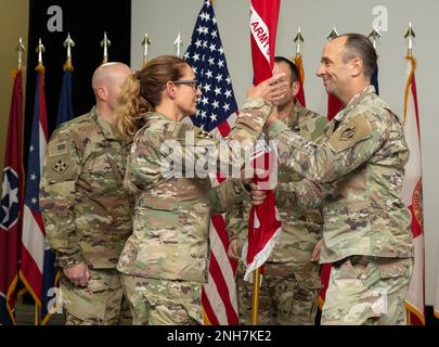 USA Oberstleutnant Peter M. Ammerman, scheidender Kommandeur, übergibt die Farben des Bezirks an Generalmajor Kimberly Colloton, den befehlshabenden General der USA Armeekorps der Ingenieure Transatlantische Division, bei der Zeremonie zur Kommandoübernahme im Transatlantischen Expeditionsbezirk, 21. Juli 2022, in Camp Arifjan, Kuwait. (Foto: Ahmed Magdy, ASG-Kuwait Training Support Center) Stockfoto