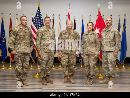 USA Oberstleutnant Richard T. Childers, Center, der frisch geprägte Befehlshaber des Expeditionsbezirks, posiert mit Major General Kimberly Colloton, dem kommandierenden General der USA Armeekorps der Transatlantischen Abteilung für Ingenieurwesen, zusammen mit Sergeant Major Joseph Taylor, Far Left, dem hochrangigen Berater des Expeditionsbezirks, Oberst Craig Baumgartner, Stabschef der Transatlantischen Division, und LT. Oberstleutnant Peter M. Ammerman, Far Right, dem ehemaligen Befehlshaber. (Foto: Ahmed Magdy, ASG-Kuwait Training Support Center) Stockfoto