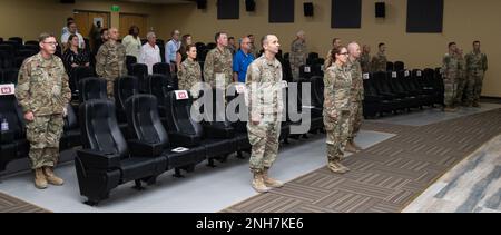 Die offiziellen Gäste und Zuschauer hören Rüschen und Blüten, traditionelle Militärmusik, die als Eingang eines Generaloffiziers verwendet wurde, zu Beginn der Zeremonie „Assumption of Command“ des Transatlantischen Expeditionsbezirks am 21. Juli 2022 im Camp Arifjan, Kuwait. Generalmajor Kimberly Colloton, kommandierender General der USA Oberstleutnant Peter Ammerman übergab die Farben der Einheit an Oberstleutnant Richard T. Childers, den ankommenden Expeditionsbezirk Stockfoto