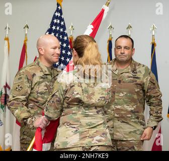 Generalmajor Kimberly Colloton, kommandierender General der USA Armeekorps der Transatlantischen Division, übergibt die Farben der Einheit an LT. Colonel Richard T. Childers, den neuen Befehlshaber des Expeditionsbezirks, während einer Zeremonie zur Kommandoübernahme am 21. Juli 2022 in Camp Arifjan, Kuwait. (Foto: Ahmed Magdy, ASG-Kuwait Training Support Center) Stockfoto