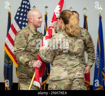 Generalmajor Kimberly Colloton, kommandierender General der USA Armeekorps der Transatlantischen Division, übergibt die Farben der Einheit an LT. Colonel Richard T. Childers, den neuen Befehlshaber des Expeditionsbezirks, während einer Zeremonie zur Kommandoübernahme am 21. Juli 2022 in Camp Arifjan, Kuwait. (Foto: Ahmed Magdy, ASG-Kuwait Training Support Center) Stockfoto