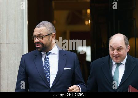 Downing Street, London, Großbritannien. Februar 2023. Die Minsters verlassen die wöchentliche Kabinettssitzung in der Downing Street. IM BILD: RT Hon James cleverly Secretary of State for Foreign, Commonwealth and Development Affairs, und Rt Hon Ben Wallace, Verteidigungsminister BridgetCatterall/AlamyLiveNews Stockfoto