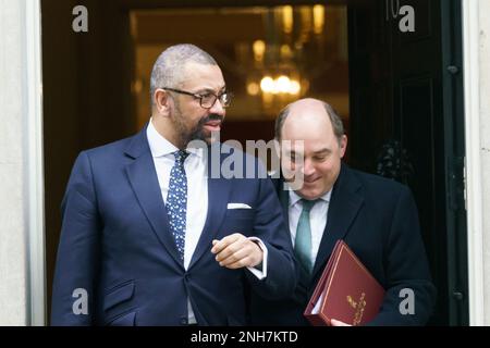 Downing Street, London, Großbritannien. Februar 2023. Die Minsters verlassen die wöchentliche Kabinettssitzung in der Downing Street. IM BILD: RT Hon James cleverly Secretary of State for Foreign, Commonwealth and Development Affairs, und Rt Hon Ben Wallace, Verteidigungsminister BridgetCatterall/AlamyLiveNews Stockfoto