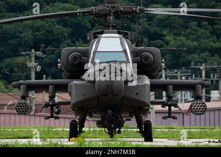 Ein AH-64E Apache Helicopter, der zum 4-2. Angriffsbataillon, 2. Kampfluftfahrtbrigade, 2. Infanteriedivision gehört, wird auf dem Flugfeld während der kombinierten Einheiten für die Befähigungsnachweise der Luftschießerei, 21. Juli 2022, Rodriguez Live Fire Complex, Republik Korea, inszeniert. Piloten der AH-64E müssen sich auf allen Waffensystemen der Apachen qualifizieren. Stockfoto