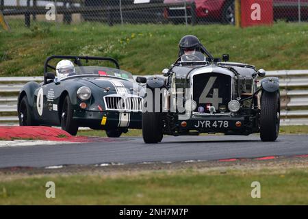 Ein seltener Fall von zwei Auto Nummer 4 in derselben Sitzung, Vernon Moore, Bentley MK6 Special, Marwan Andon, MG A, Classic & Modern Motorsport Club - Cl Stockfoto