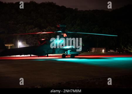 Ein AH-64E Apache Helicopter, der zum 4-2. Angriffsbataillon, 2. Kampfluftfahrtbrigade, 2. Infanteriedivision gehört, wird auf dem Flugfeld während der kombinierten Einheiten für die Befähigungsnachweise der Luftschießerei, 21. Juli 2022, Rodriguez Live Fire Complex, Republik Korea, inszeniert. Piloten der AH-64E müssen sich auf allen Waffensystemen der Apachen qualifizieren. Stockfoto