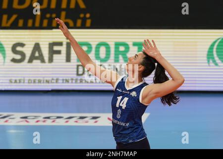 ISTANBUL, TURKIYE - 06. NOVEMBER 2022: Pelin Eroktay in Vakifbank vs Sigorta Shop Turical Sultans League Match in der Vakifbank Sport Hall Stockfoto