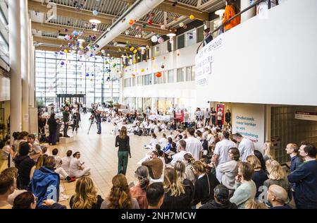 AMSTERDAM - Angestellte des Antoni van Leeuwenhoek Krankenhauses sitzen auf dem Boden als Kampagne für einen besseren Tarifvertrag. Die Maßnahme ist mit dem von den Gewerkschaften festgelegten Ultimatum verbunden. Sie wollen, dass der niederländische Krankenhausverband ihren Forderungen nachkommt, einen Streik zu verhindern. ANP EVA PLEVIER niederlande raus - belgien raus Stockfoto