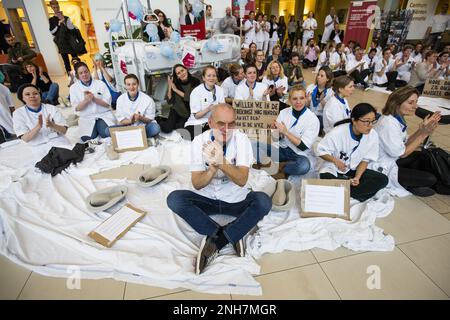 AMSTERDAM - Angestellte des Antoni van Leeuwenhoek Krankenhauses sitzen auf dem Boden als Aktion für einen besseren Tarifvertrag. Die Klage steht in Zusammenhang mit dem Ultimatum der Gewerkschaften. Sie wollen, dass der niederländische Krankenhausverband ihren Forderungen nachkommt, einen Streik zu verhindern. ANP EVA PLEVIER niederlande raus - belgien raus Stockfoto