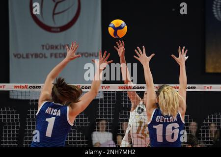 ISTANBUL, TURKIYE - 06. NOVEMBER 2022: Michaela Mlejnkova und Ceylan Arisan in Aktion während des Spiels Vakifbank vs Sigorta Shop Turkish Sultans League Stockfoto