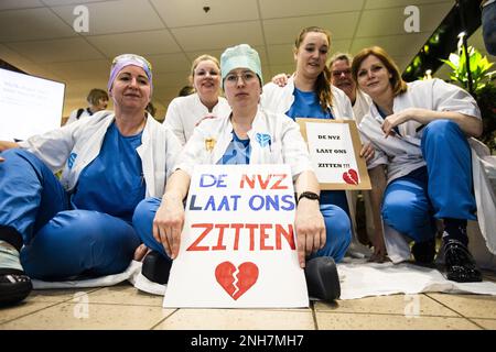 AMSTERDAM - Angestellte des Antoni van Leeuwenhoek Krankenhauses sitzen auf dem Boden als Aktion für einen besseren Tarifvertrag. Die Klage steht in Zusammenhang mit dem Ultimatum der Gewerkschaften. Sie wollen, dass der niederländische Krankenhausverband ihren Forderungen nachkommt, einen Streik zu verhindern. ANP EVA PLEVIER niederlande raus - belgien raus Stockfoto