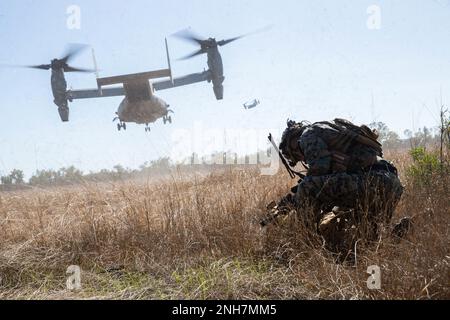 USA Marine Corps Staff Sgt. Anthony T. Graham, ein Platoon Sergeant mit 3D. Bataillon, 7. Marines Regiment, Bodenkampfelement, Marine Rotational Force-Darwin (MRF-D) 22, hält sich fest, während ein MV-22 Osprey während eines Luftangriffs während der Übung Koolendong 22 in Yampi Sound, WA, Australien, 21. Juli 2022 startet. Übung Koolendong 22 verbessert die Fähigkeit der MRF-D und der australischen Verteidigungstruppe, kombinierte und gemeinsame Operationen durchzuführen, und zeigt damit das gemeinsame Engagement, bereit zu sein, auf Krisen oder Eventualfälle in der Region Indo-Pazifik zu reagieren. Stockfoto