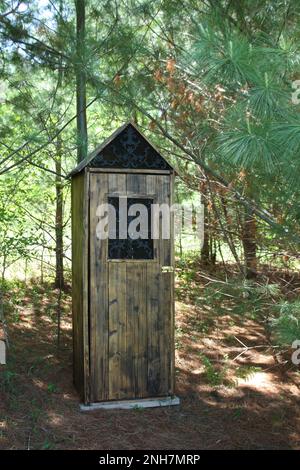 Werkzeugschuppen im Wald an einem Frühlingstag in Atlas, Wisconsin, USA. Stockfoto