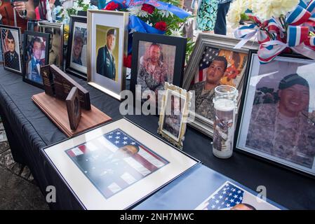 HÅGATÑA, Guam (25. Juli 2022) - Porträts von Mitgliedern des Gefallenen-Dienstes werden während der Gedenkfeier des Gold Star Families Monument in Hågatña am 21. Juli gezeigt. Militärführer, Regierungsbeamte und Einwohner der Region versammelten sich zu der Zeremonie, bei der Gold Star-Familien und Mitglieder des Militärs geehrt wurden, die in Ausübung ihrer Pflicht ihr Leben verloren. Stockfoto