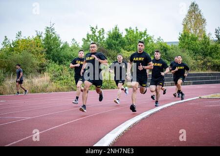 Soldaten der Nationalgarde Floridas, die derzeit der Joint Multinational Training Group – Ukraine zugewiesen sind, testen ihre Kraft bei der grundlegenden Fitness-Test-Veranstaltung des deutschen Armed Forces Badge (GAFB) im Trainingsgelände Grafenwoehr, Deutschland, 21. Juli 2022. Die GAFB ist ein Symbol dafür, dass der Empfänger die vom deutschen Militär festgelegten Standards in Bezug auf körperliche Fitness, Scharfschützen und erste Hilfe erfüllte, die durch Bronze-, Silber- und Gold-Leistungsniveaus gekennzeichnet sind. Stockfoto