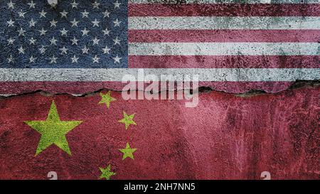 Flagge der Vereinigten Staaten und Chinas auf rissigem Wandhintergrund. Wirtschaftswissenschaften, politische Konflikte, Konsistenz des Kriegskonzepts Stockfoto