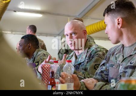 USA Generalmajor Christopher A. Prosser, Kommandant Major Forward des V-Korps, spricht während seines Besuchs des Luftwaffenstützpunktes Mihail Kogalniceanu, Rumänien, am 21. Juli 2022 mit Soldaten der 101. Luftwaffe (Luftangriff). 101. (AASLT) ist Teil des V Corps, des in Europa stationierten US-amerikanischen Forward, das mit den NATO-Alliierten und regionalen Sicherheitspartnern zusammenarbeitet, um kampfbereite Truppen bereitzustellen, gemeinsame und multinationale Übungen durchzuführen und Kommando und Kontrolle für die Luftabteilung sowie für alle Rotations- und Einsatzeinheiten im europäischen Theater zu behalten. Army Photo von Sergeant Devon Jo Stockfoto