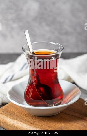 Schwarzer Tee. Frisch gebrühter, traditioneller türkischer Tee in einem Glas Stockfoto