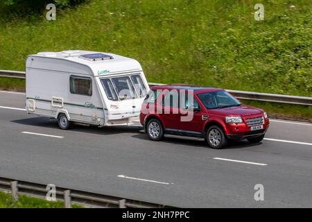 2008 Red LAND ROVER FREELANDER 2179cc Diesel 6-Gang Automatik Abschleppen Europa STERLING Wohnwagen mit 2000 4 Liegeplätzen Stockfoto