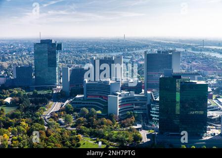 Blick auf das Vienna International Centre oder VIC, das das Büro der Vereinten Nationen oder UNO beherbergt, Bürogebäude in Donau City oder Wien DC, Vie Stockfoto