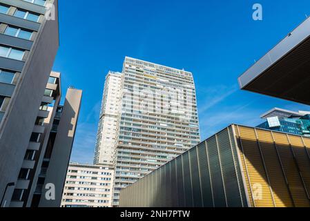 Straße mit modernen Wohn- und Bürogebäuden in Donau oder Wien DC, Wien, Österreich Stockfoto