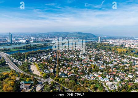 Blick auf den Stadtteil Bruckhaufen, den Millennium Tower, modernes Bürogebäude neben der donau in Wien, Österreich Stockfoto