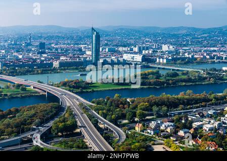 Hoher Blick auf den Millennium Tower, modernes Bürogebäude neben der donau in Wien, Österreich Stockfoto