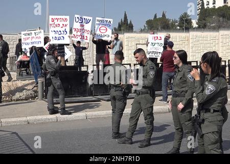JERUSALEM, ISRAEL - FEBRUAR 20: Mitglieder der israelischen Sicherheitskräfte beobachten, wie Pro-Netanjahu-Gegenprotestierende mit Schildern gegen regierungsfeindliche Demonstranten antreten, die vor dem israelischen parlament (Knesset) gegen die erste Runde der Abstimmung über den neuen Plan des israelischen Regierungssystems am 20. Februar 2023 in Jerusalem, Israel, demonstrieren. Kredit: Eddie Gerald/Alamy Live News Stockfoto